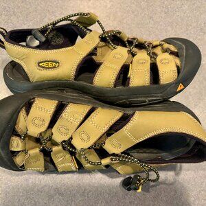 ~~KEEN Newport H2 - Mens Sz 6 - Green Sport Closed Toe Sport Sandals  SMOKE/PET